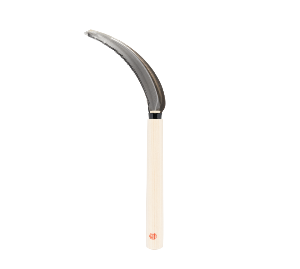 Die Niwaki | „Herbaceous Sickle“ Nokogama Reissichel aus Kohlenstoffstahl, 32 cm, ein traditionelles japanisches Gartengerät (japanische Sichel), wird vor einem weißen Hintergrund präsentiert. Mit einer gebogenen, gezahnten Klinge aus Kohlenstoffstahl und einem leichten Holzgriff eignet sich dieses klassische Staudenschnittwerkzeug von Niwaki perfekt für präzise Gartenarbeiten und ist ideal zum Zurückschneiden von Stauden.