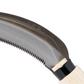 Nahaufnahme einer gebogenen, gezackten Klinge, die an einem hellen Holzgriff befestigt ist, isoliert vor weißem Hintergrund. Die Niwaki | „Herbaceous Sickle“ Nokogama Reissichel aus Kohlenstoffstahl (32 cm) ist ein unverzichtbares Gartengerät von Niwaki, das sich ideal für präzise Arbeiten an krautigen Pflanzen eignet.