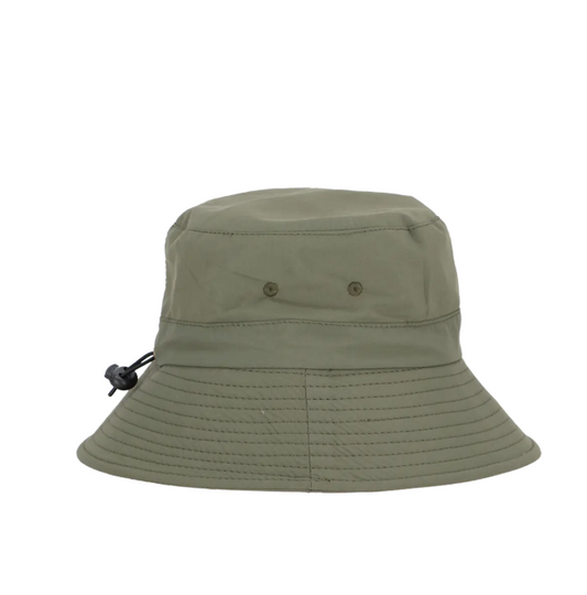 Esscherts Gartenhut Bucket Hat Unisex | Der leichte Sonnenhut in Olivgrün verfügt über zwei Metallösen auf jeder Seite, eine breite, genähte Krempe und einen seitlichen Kordelzug zum Verstellen. Der Hut wird vor einem schlichten weißen Hintergrund präsentiert.