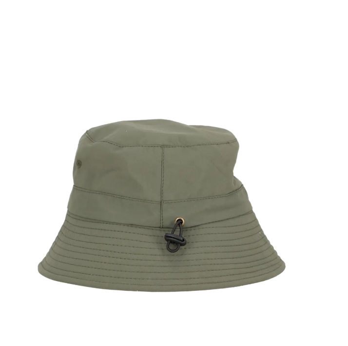 Esschert Gartenhut Bucket Hat Unisex | Leichter Sonnenhut in Olivgrün mit breiter Krempe und einem schwarzen, verstellbaren Kordelzug am unteren Rand der Krone, abgebildet vor weißem Hintergrund – ein vielseitiger Hut, der sich perfekt für jedes Outdoor-Abenteuer eignet.