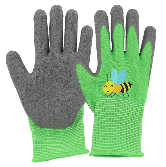 Zwei grüne Esschert Kinder-Gartenhandschuhe mit Insektenmotiv in Größe 4, mit strukturierten grauen Handflächen. Auf einem Handschuh ist eine niedliche Comic-Biene mit blauen Flügeln und gelb-schwarzen Streifen abgebildet.