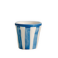 Die „Zafferano Lido Righe Tasse Hellblau 7 cl“, eine kleine italienische Keramiktasse mit vertikalen blau-weißen Streifen, ist vor einem weißen Hintergrund abgebildet.