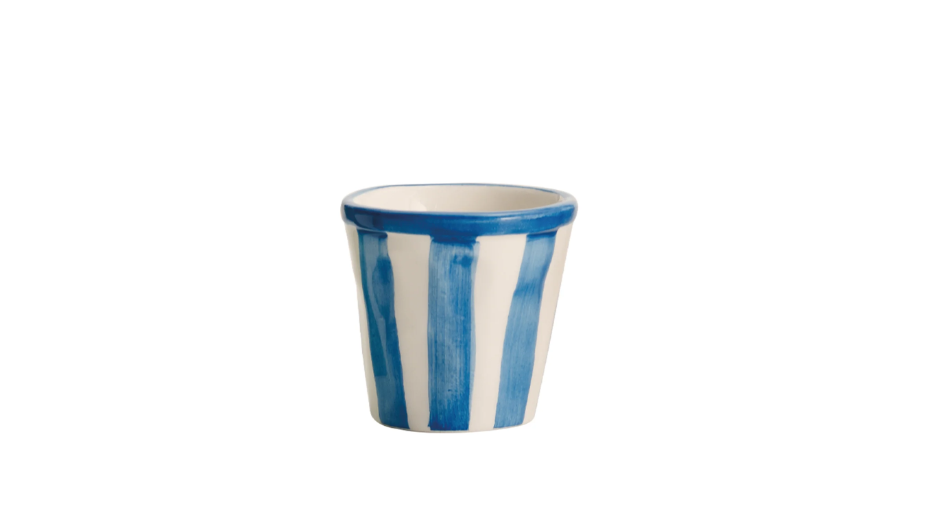 Die „Zafferano Lido Righe Tasse Hellblau 7 cl“, eine kleine italienische Keramiktasse mit vertikalen blau-weißen Streifen, ist vor einem weißen Hintergrund abgebildet.