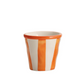 Eine Keramiktasse „Zafferano Lido Righe Tasse Orange“ (7 cl) mit vertikalen orange-weißen Streifen auf weißem Hintergrund.