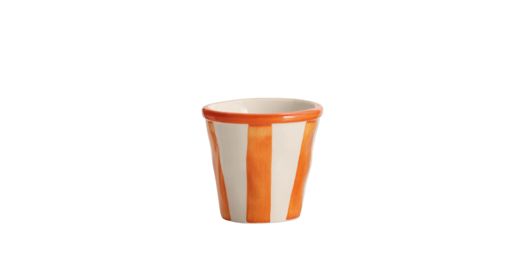 Eine Keramiktasse „Zafferano Lido Righe Tasse Orange“ (7 cl) mit vertikalen orange-weißen Streifen auf weißem Hintergrund.