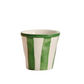 Die „Zafferano | Lido Righe Tasse Grün 7 cl“ von Zafferano ist eine kleine Espressotasse aus Keramik, die mit vertikalen grünen und weißen Streifen auf weißem Hintergrund verziert ist.