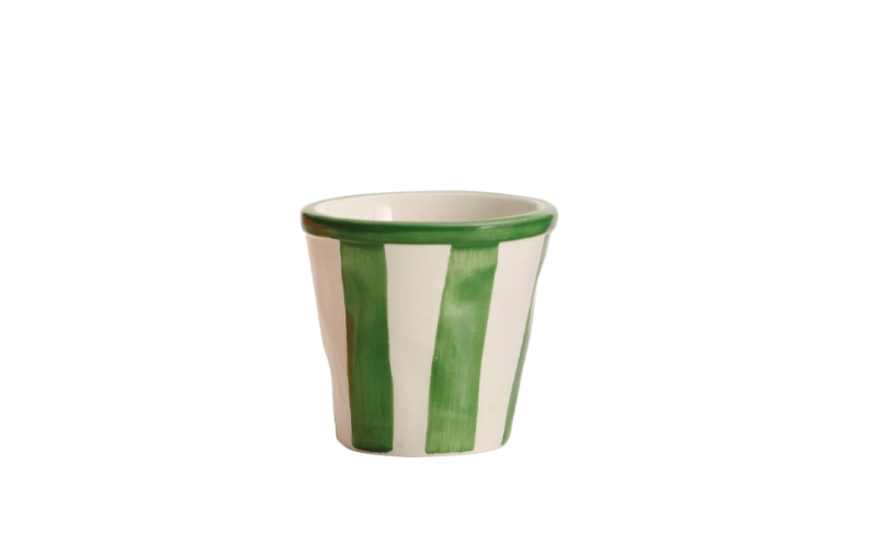 Die „Zafferano | Lido Righe Tasse Grün 7 cl“ von Zafferano ist eine kleine Espressotasse aus Keramik, die mit vertikalen grünen und weißen Streifen auf weißem Hintergrund verziert ist.