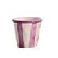 Eine Keramiktasse „Zafferano Lido Righe Tasse Violett“ (7 cl) mit vertikalen violetten und weißen Streifen vor einem einfarbigen weißen Hintergrund.