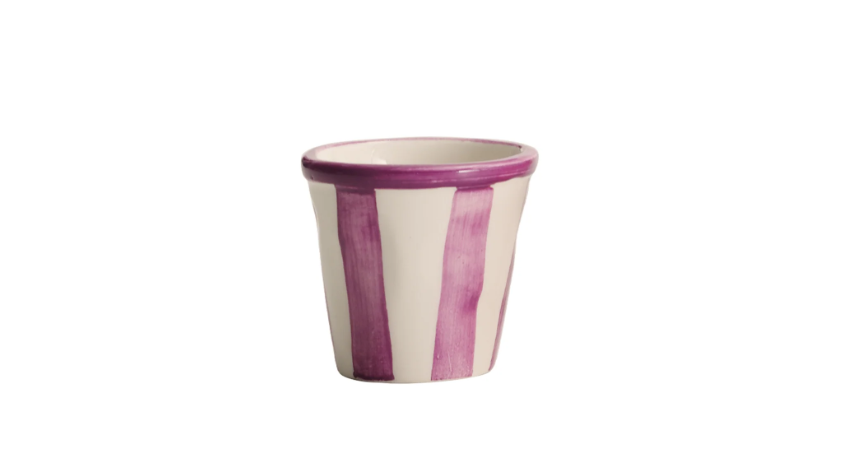 Eine Keramiktasse „Zafferano Lido Righe Tasse Violett“ (7 cl) mit vertikalen violetten und weißen Streifen vor einem einfarbigen weißen Hintergrund.