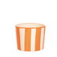 Eine „Zafferano | Lido Righe“-Tasse oder -Schale in Orange (23 cl) von Zafferano mit markanten vertikalen orange-weißen Streifen ruht auf einem schlichten weißen Untergrund – was die Lebendigkeit und die meisterhafte Handwerkskunst unterstreicht, die für italienische Keramikschalen typisch sind.