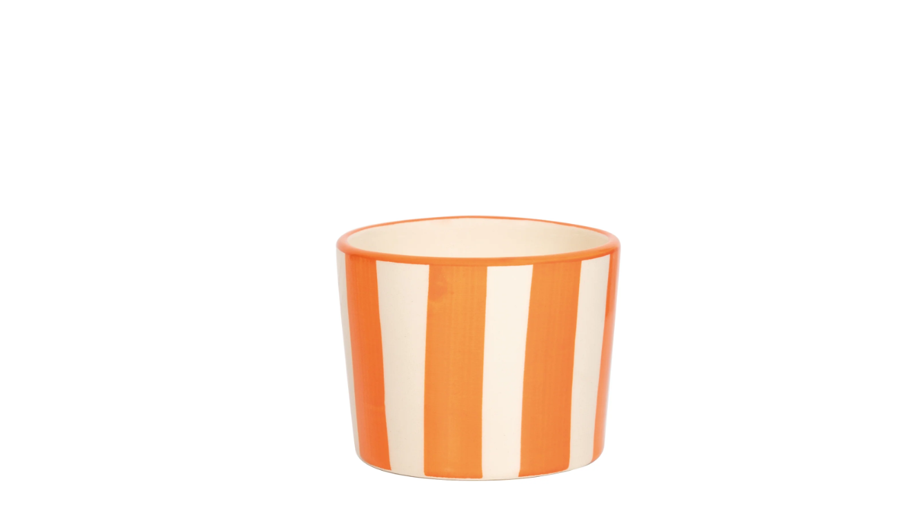 Eine „Zafferano | Lido Righe“-Tasse oder -Schale in Orange (23 cl) von Zafferano mit markanten vertikalen orange-weißen Streifen ruht auf einem schlichten weißen Untergrund – was die Lebendigkeit und die meisterhafte Handwerkskunst unterstreicht, die für italienische Keramikschalen typisch sind.