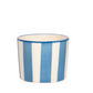 Eine Tasse oder Schale „Zafferano Lido Righe“ in Blau (23 cl) mit vertikalen blau-weißen Streifen wird aufrecht vor einem schlichten weißen Hintergrund präsentiert.