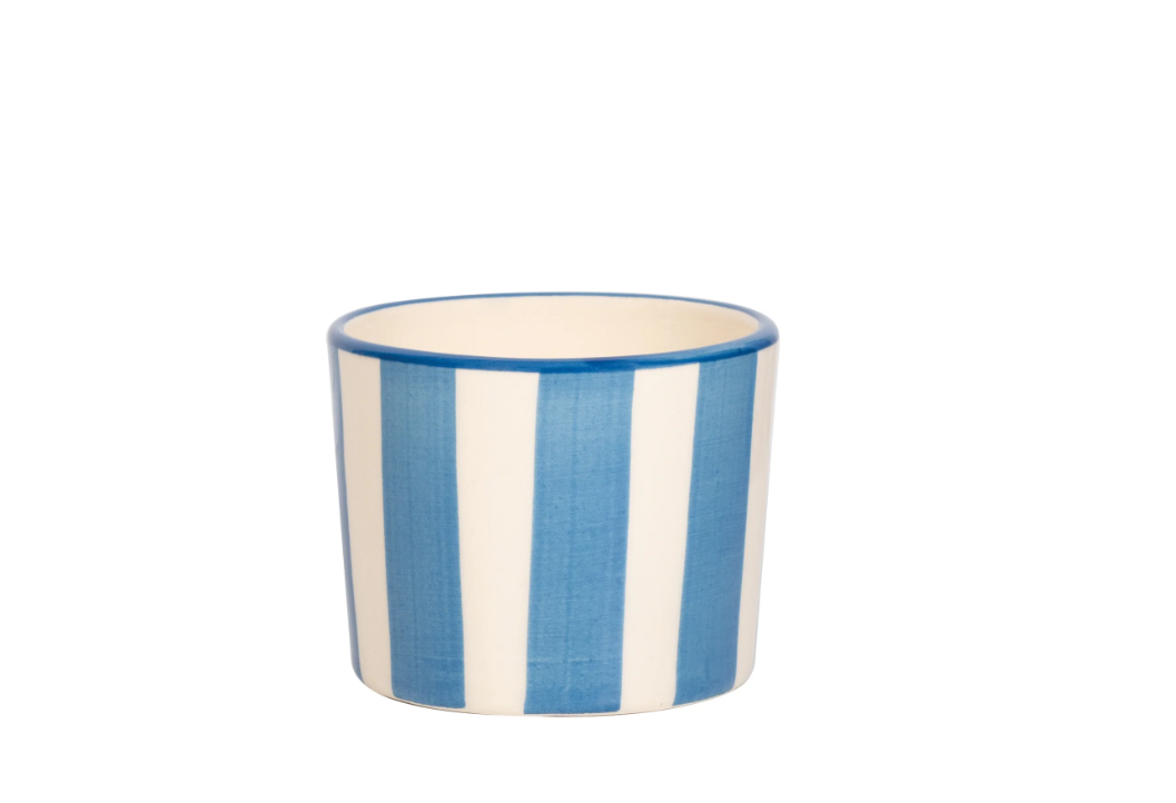 Eine Tasse oder Schale „Zafferano Lido Righe“ in Blau (23 cl) mit vertikalen blau-weißen Streifen wird aufrecht vor einem schlichten weißen Hintergrund präsentiert.