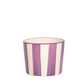 Eine „Zafferano Lido Righe“-Tasse oder -Schale in Violett (23 cl) mit vertikalen violetten und weißen Streifen hebt sich von einem schlichten weißen Hintergrund ab und greift damit das lebhafte Design der italienischen Keramik der Marke Zafferano auf.