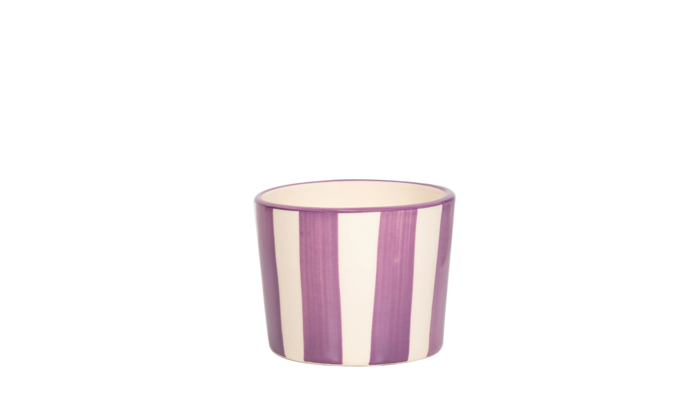 Eine „Zafferano Lido Righe“-Tasse oder -Schale in Violett (23 cl) mit vertikalen violetten und weißen Streifen hebt sich von einem schlichten weißen Hintergrund ab und greift damit das lebhafte Design der italienischen Keramik der Marke Zafferano auf.