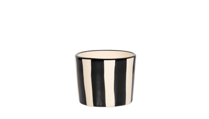 Eine Keramiktasse mit vertikalen schwarz-weißen Streifen auf einem schlichten weißen Hintergrund, inspiriert vom klassischen Design der „Zafferano Lido Righe Tasse oder Schale“ (23 cl) von Zafferano.