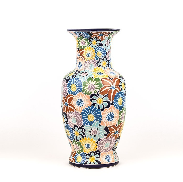 Die „Des Pots | Bunte Vase aus Keramik mit Blumenmuster“ von Des Pots ist eine farbenfrohe Keramikvase mit aufwendigen Blumenmustern in Blau, Gelb, Grün, Orange und Weiß. Diese glasierte Vase hat einen breiten Hals, ist 40 cm hoch und hat einen Durchmesser von 19,5 cm; sie wird vor einem schlichten weißen Hintergrund präsentiert.