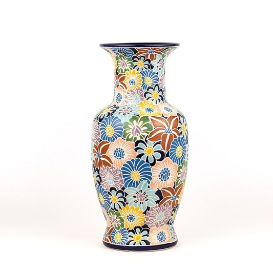 Die „Des Pots | Bunte Vase aus Keramik mit Blumenmuster“ von Des Pots ist eine farbenfrohe Keramikvase mit aufwendigen Blumenmustern in Blau, Gelb, Grün, Orange und Weiß. Diese glasierte Vase hat einen breiten Hals, ist 40 cm hoch und hat einen Durchmesser von 19,5 cm; sie wird vor einem schlichten weißen Hintergrund präsentiert.