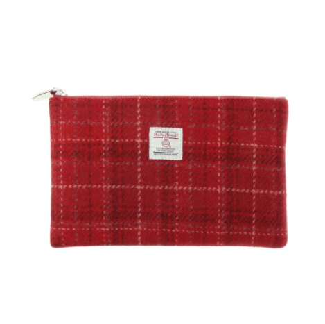 Eine mittelgroße, rechteckige Tasche (23 x 11 cm) von Glen Appin, handgewebt im klassischen „Harris Tweed Berneray“-Muster mit rotem Karomuster, das sich durch sich kreuzende weiße und tiefrote Linien auszeichnet, mit einem Reißverschluss oben und einem weißen Etikett in der Mitte.