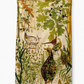 Dieses Sam Wilson-Küchentuch „Pheasant & Deer“, aus 100 % Baumwolle in England hergestellt, zeigt eine zauberhafte Waldszenerie mit Hirschen, Fasanen und grünem Laub wie Eichenblättern und Farnen, detailreich in erdigen Grün-, Braun- und Gelbtönen gedruckt. Das hochwertige Geschirrtuch bringt den britischen Landhausstil stilvoll in Ihre Küche.