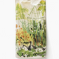 Dieses Sam Wilson-Küchentuch „Greenhouse“ aus 100 % Baumwolle, hergestellt in England, zeigt eine farbenfrohe Gartenszene mit Pflanzen, Gewächshaus, Schubkarre und Gärtner. Die Illustration im lockeren Aquarellstil kombiniert Grüntöne, Gelbtöne und Orangetöne – perfekt, um mit dem charmanten Gewächshausmotiv einen frischen Akzent in Ihre Küche zu bringen.