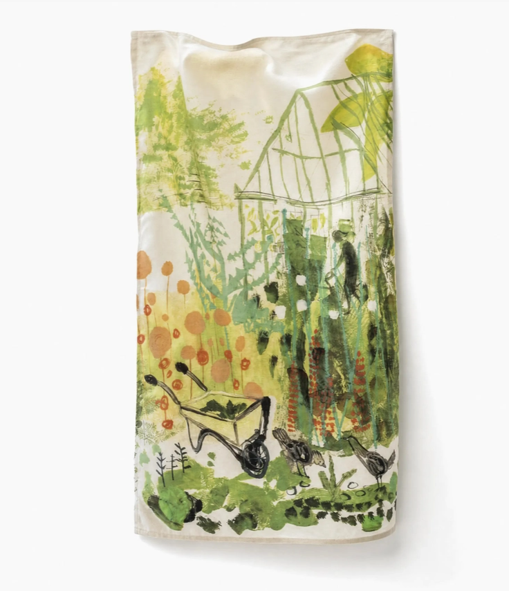 Dieses Sam Wilson-Küchentuch „Greenhouse“ aus 100 % Baumwolle, hergestellt in England, zeigt eine farbenfrohe Gartenszene mit Pflanzen, Gewächshaus, Schubkarre und Gärtner. Die Illustration im lockeren Aquarellstil kombiniert Grüntöne, Gelbtöne und Orangetöne – perfekt, um mit dem charmanten Gewächshausmotiv einen frischen Akzent in Ihre Küche zu bringen.