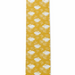 Verleihen Sie Ihrer Tischdekoration eine verspielte Note mit dem Tischläufer „Sam Wilson | Headlong Hare“ in der Farbe „Yellow Ochre“ (34 × 196 cm) – einem langen, gelben, rechteckigen Tuch mit einem sich wiederholenden Muster aus weißen Hasen und Blumen der Marke Sam Wilson.