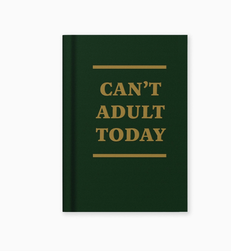 Ein kompaktes Ohh Deer | „Can’t Adult Today“-Mini-Notizbuch im Format A7 in Dunkelgrün, auf dessen Einband mittig der Schriftzug „CAN’T ADULT TODAY“ in goldenen Großbuchstaben zu sehen ist, wird vor einem schlichten weißen Hintergrund gezeigt. Dieses praktische A7-Notizbuch von Ohh Deer eignet sich perfekt, um deine täglichen Gedanken festzuhalten, wenn du heute einfach mal nicht erwachsen sein kannst.