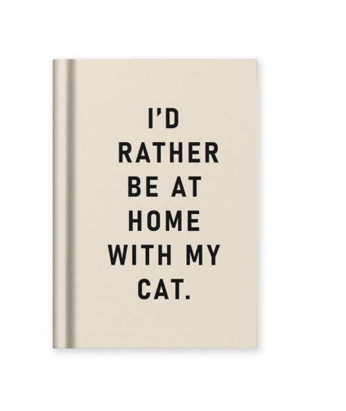 Ein beiges Mini-Notizbuch im A7-Format von Ohh Deer mit einem auffälligen schwarzen Schriftzug „I’D RATHER BE AT HOME WITH MY CAT“ auf schlichtem weißem Hintergrund. Dieses bezaubernde Notizbuch von Ohh Deer ist perfekt für Katzenliebhaber und eignet sich ideal, um Gedanken festzuhalten, wenn man lieber gemütlich zu Hause wäre.