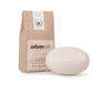Eine beigefarbene Handseife | „Urban Caffé Vanilla Soap Bar“ 180 g von Somerset Toiletry liegt vor einer braunen Papierverpackung, die mit dem „urbancafé“-Branding, dem runden Logo und der Aufschrift „Vanilla Bean Nourishing Soap Bar“ versehen ist. Diese Seife enthält Sheabutter und Kaffeeextrakt und sorgt für eine sanfte, pflegende Reinigung.