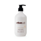 Eine 500-ml-Pumpflasche „Somerset Toiletry Handseife | Urban Caffé Vanilla“ verfügt über ein weißes Etikett mit schwarzem und braunem Schriftzug sowie einen schwarzen Spender. Diese Handseife ist mit Aloe Vera und Kaffeeextrakt angereichert und duftet herrlich nach Vanille.