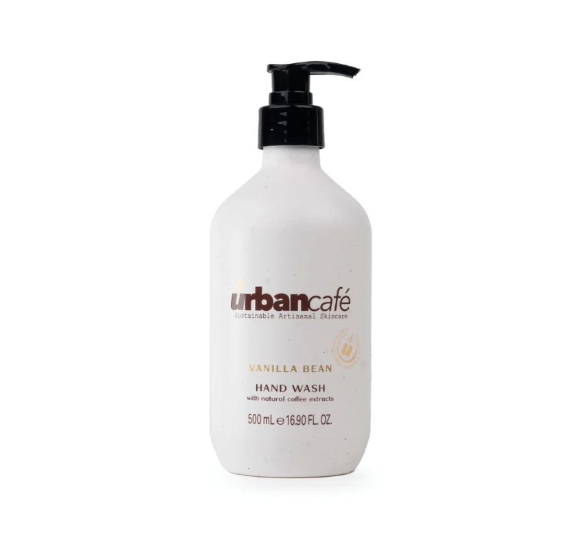 Eine 500-ml-Pumpflasche „Somerset Toiletry Handseife | Urban Caffé Vanilla“ verfügt über ein weißes Etikett mit schwarzem und braunem Schriftzug sowie einen schwarzen Spender. Diese Handseife ist mit Aloe Vera und Kaffeeextrakt angereichert und duftet herrlich nach Vanille.
