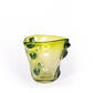 Die Des Pots | Skulpturale Vase grün aus Glas (H 22 Ø 20 cm) von Des Pots zeichnet sich durch einen durchscheinenden gelb-grünen Körper mit unregelmäßiger, organischer Form und erhabenen dunkelgrünen Akzenten aus, die ein einzigartiges grünes Design vor weißem Hintergrund schaffen.