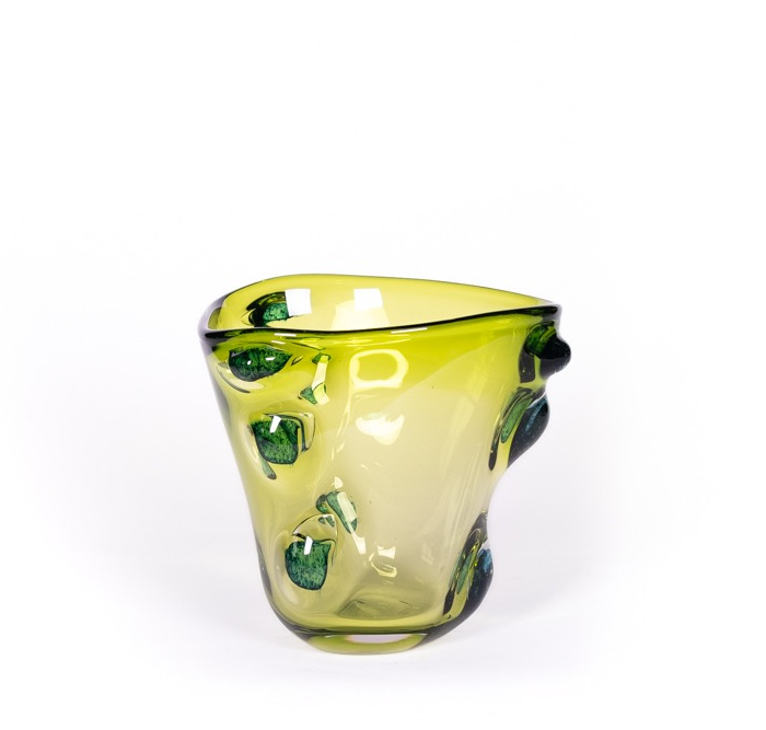 Die Des Pots | Skulpturale Vase grün aus Glas (H 22 Ø 20 cm) von Des Pots zeichnet sich durch einen durchscheinenden gelb-grünen Körper mit unregelmäßiger, organischer Form und erhabenen dunkelgrünen Akzenten aus, die ein einzigartiges grünes Design vor weißem Hintergrund schaffen.