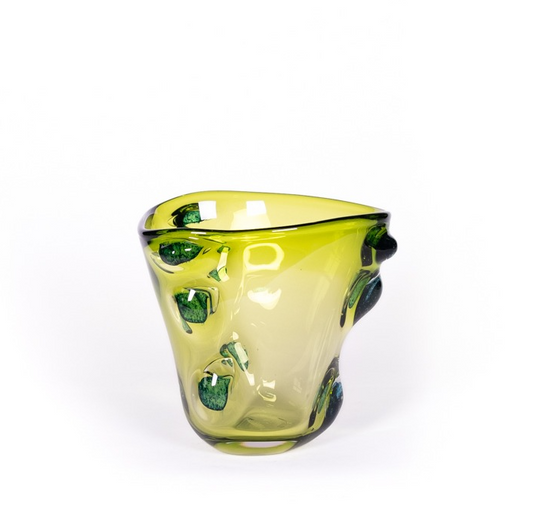 Die Des Pots | Skulpturale Vase grün aus Glas (H 22 Ø 20 cm) von Des Pots zeichnet sich durch einen durchscheinenden gelb-grünen Körper mit unregelmäßiger, organischer Form und erhabenen dunkelgrünen Akzenten aus, die ein einzigartiges grünes Design vor weißem Hintergrund schaffen.