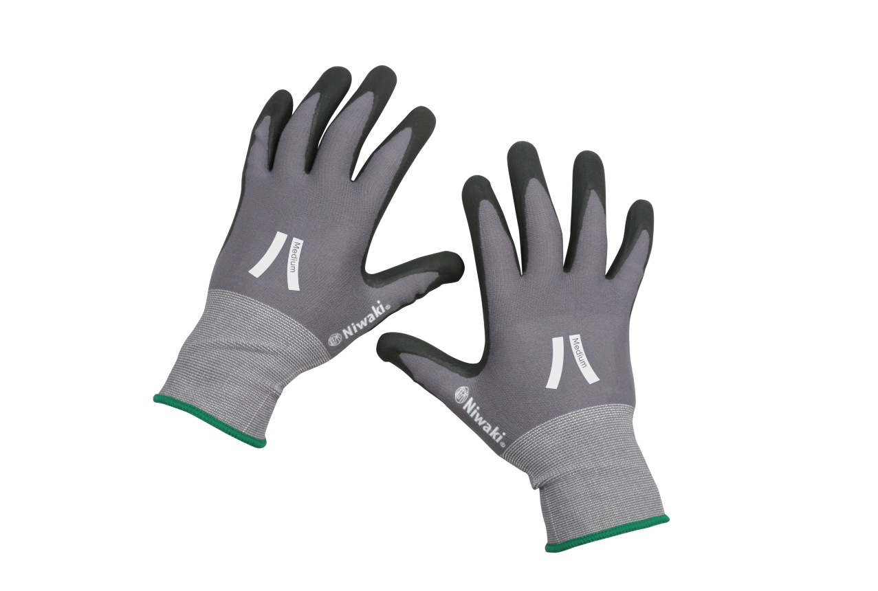 Ein Paar graue Niwaki | Hochwertige Gartenhandschuhe M - XL mit schwarzen Fingerspitzen und Handflächen, grünen Bündchen und weißem Branding auf der Rückseite, von Niwaki, dargestellt auf weißem Hintergrund.