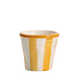 Eine Tasse „Zafferano Lido Righe“ in Gelb (7 cl) mit vertikalen gelben und weißen Streifen ist vor einem schlichten weißen Hintergrund abgebildet.