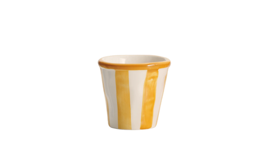 Eine Tasse „Zafferano Lido Righe“ in Gelb (7 cl) mit vertikalen gelben und weißen Streifen ist vor einem schlichten weißen Hintergrund abgebildet.