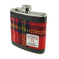 Der „Glen Appin Klassischer Flachmann“ mit einem Fassungsvermögen von ca. 177 ml ist mit rotem Harris-Tweed aus Schottland bezogen, verfügt über ein weißes Etikett und schwarze Lederdetails; der Metall-Flachmann wird schräg vor weißem Hintergrund präsentiert.
