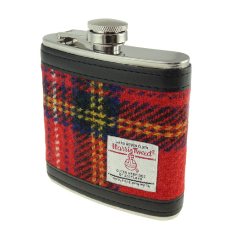 Der „Glen Appin Klassischer Flachmann“ mit einem Fassungsvermögen von ca. 177 ml ist mit rotem Harris-Tweed aus Schottland bezogen, verfügt über ein weißes Etikett und schwarze Lederdetails; der Metall-Flachmann wird schräg vor weißem Hintergrund präsentiert.