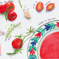 Aquarellillustration für den 15.1.2027 | 10.00 – 13.00 Uhr AQUARELL-WORKSHOP Mein erstes illustriertes Rezeptbuch, auf der Tomaten, Knoblauch, Schalotten und Thymian rund um eine rote Suppe mit französischen Etiketten zu sehen sind.