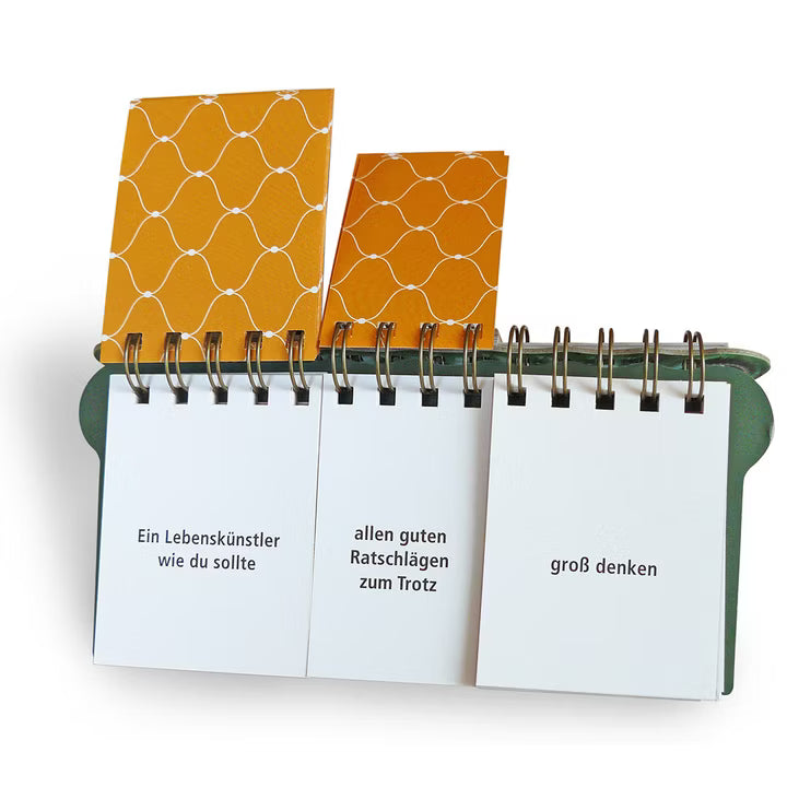 Der Taschentherapeut von Ratschlägen für alle Lebenslagen ist ein Flip-Kalender mit drei weißen Seiten und deutschen Sprüchen wie "Ein Lebenskünstler wie du solltest" sowie zwei orangenen Karten oben - ideal für überraschende Perspektiven.