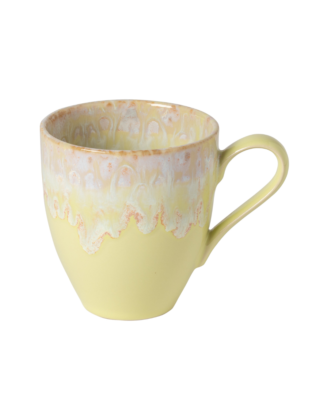 Der Costa Nova 'Taormina' Gelb Becher 41 cl hat einen cremefarbenen Rand und ein gewelltes Muster, das Ihren Kaffeemomenten Charme verleiht. Vor einem weißen Hintergrund präsentiert, ist dieser Costa Nova Becher perfekt für jede Umgebung.