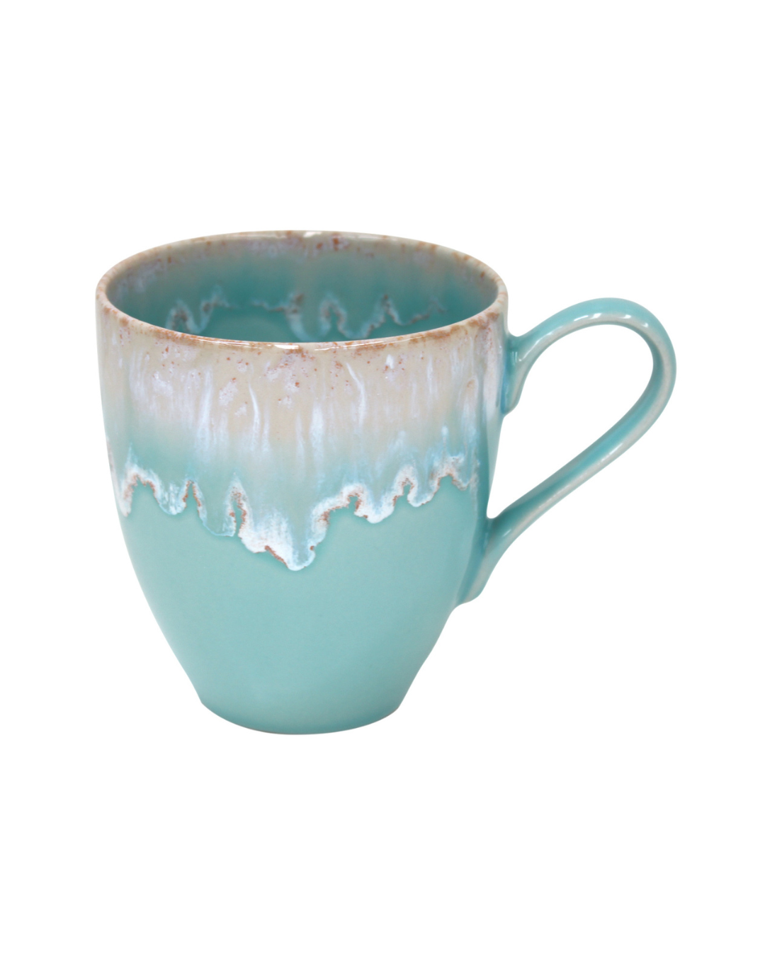 Der Costa Nova 'Taormina Aqua' Becher 41 cl zeichnet sich durch einen abgerundeten Keramikkörper mit türkisfarbenem Boden, weißer Tropfglasur im Randbereich und einem geschwungenen Henkel vor einem schlichten weißen Hintergrund aus.