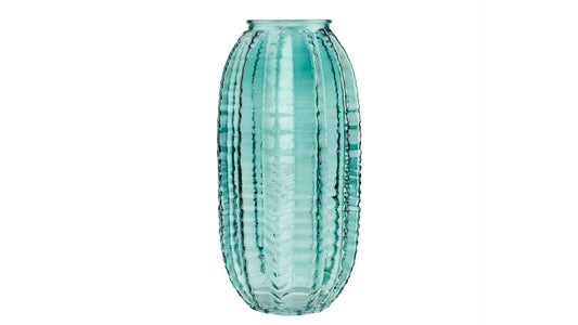 Die „Grüne Vase ‚Abel‘“ (28 x 14 cm) von 2 Have ist eine hohe, zylindrische Vase in einem hellen Blaugrünton mit vertikalen, strukturierten Rillen und einer schmalen Öffnung. Diese moderne Vase verleiht Wohnräumen eine auffällige dekorative Note und kommt vor einem weißen Hintergrund besonders elegant zur Geltung.