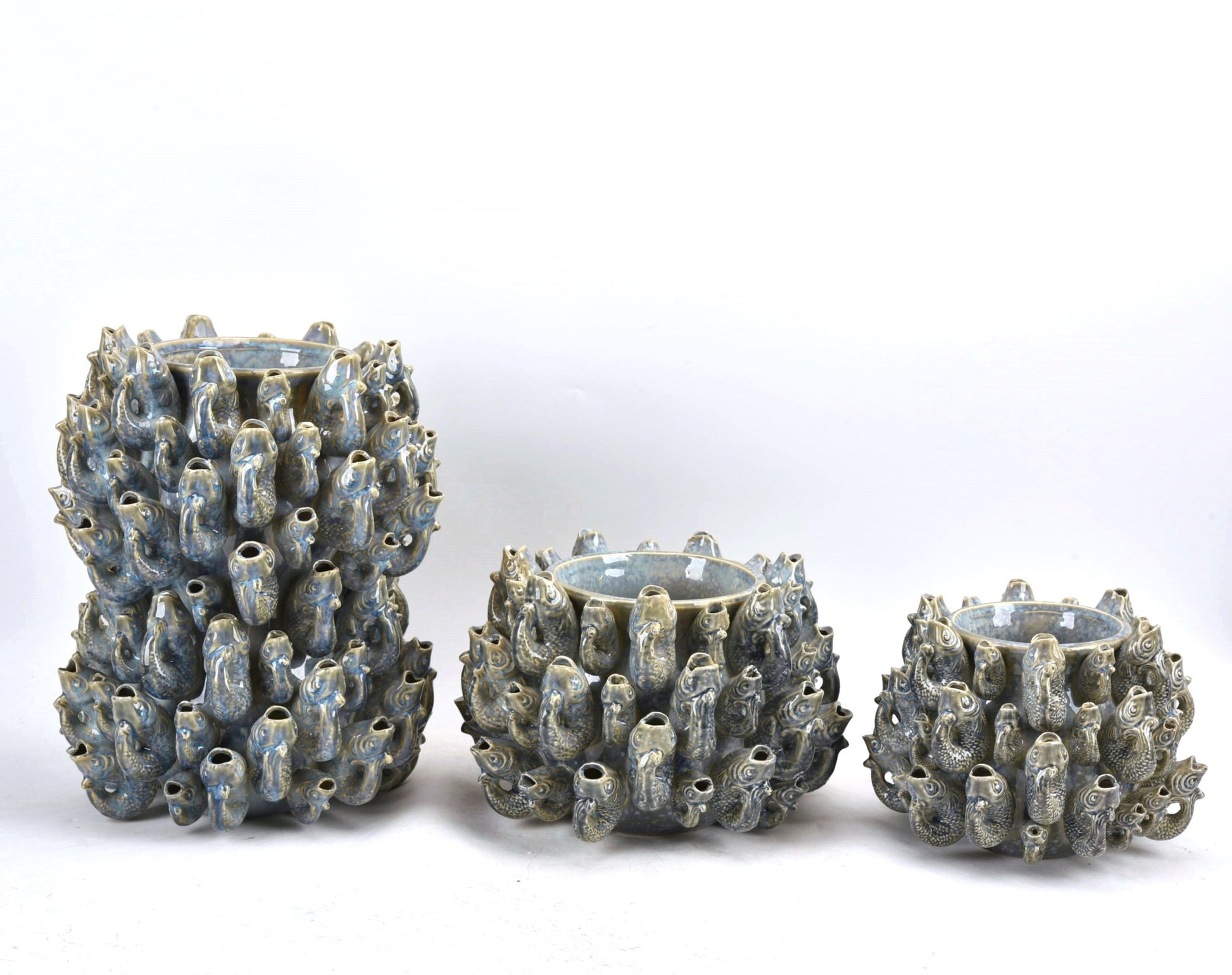 Die Des Pots | Vase 'Fisch' Groß in blau (H 20 cm, Ø 30 cm) von Des Pots ist eine auffällige Steingut-Vase mit korallenartigen Ausstülpungen, die vor weißem Hintergrund als eindrucksvolles Statement arrangiert ist.