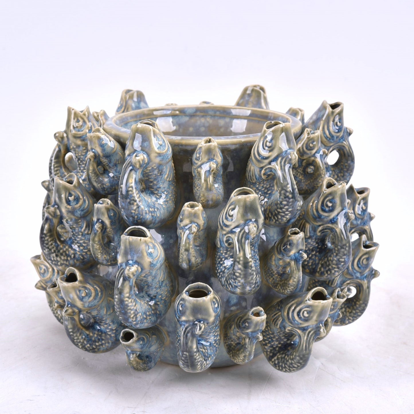 Die Des Pots Vase 'Fisch' Groß (H 20 cm, Ø 30 cm) aus blauem Steingut mit skulpturalen Fischköpfen und einer blaugrauen Glasur ist ein strukturiertes, aquatisches Statement für jeden Raum.