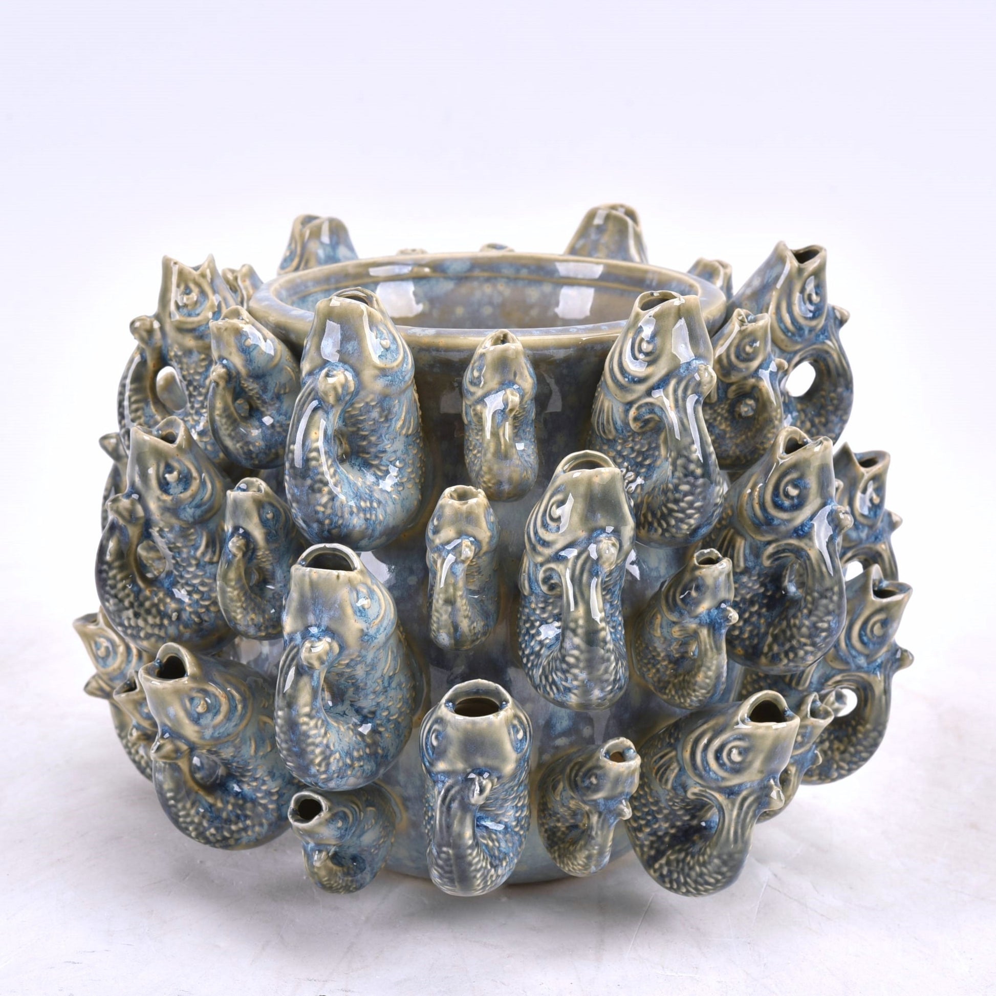 Die Des Pots Vase 'Fisch' Groß (H 20 cm, Ø 30 cm) aus blauem Steingut mit skulpturalen Fischköpfen und einer blaugrauen Glasur ist ein strukturiertes, aquatisches Statement für jeden Raum.