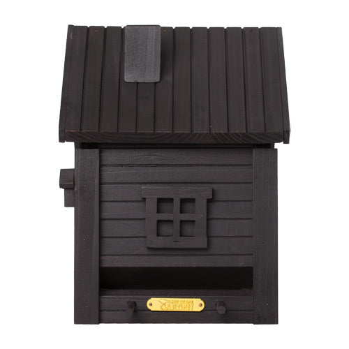 Ein kompakter, schwarzer Holzbriefkasten in Form eines Hauses mit schrägem Dach, inspiriert vom Wildlife Garden Nistkasten & Futterhaus in Carbon Black, mit einem kleinen Fenster und einem Namensschild aus Messing in der unteren Mitte.