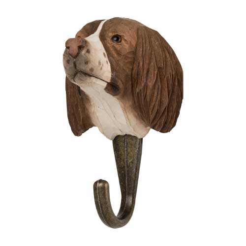 Der Wildlife Garden Wandhaken aus Lindenholz 'Springer Spanier' ist handgeschnitzt und zeigt einen braun-weißen Springer Spaniel Kopf mit langen Ohren sowie einen realistischen Gesichtsausdruck.